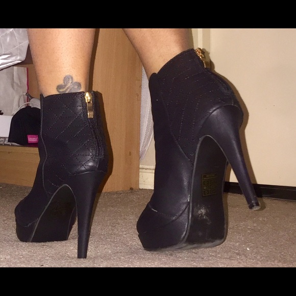 Matte black leather ankle booties! - Picture 4 of 4